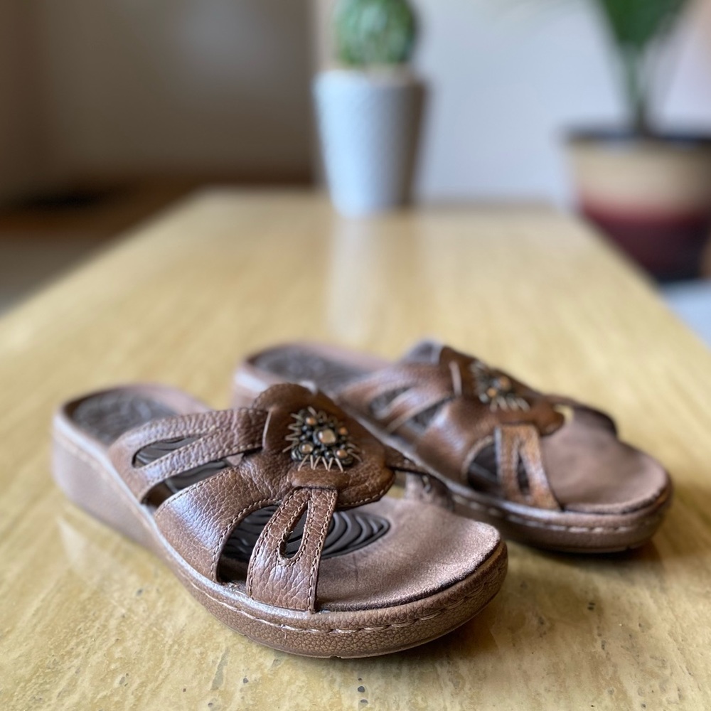 Bare Traps sandals Size 8